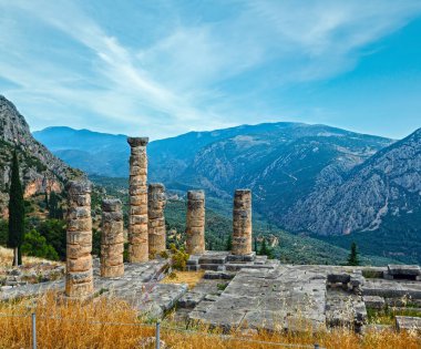 Mount Parnassus(Greece) eğimi boyunca antik Delphi kentin kazı. Apollon Tapınağı kalan sütunları.