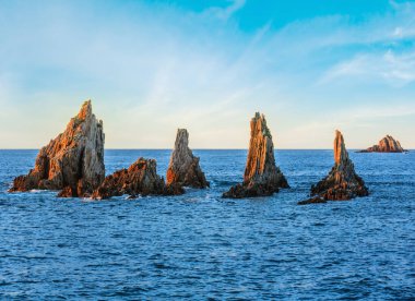 Gueirua beach (Asturias, İspanya) yakınındaki adacıkları keskin. Atlantik Okyanusu manzara akşam.