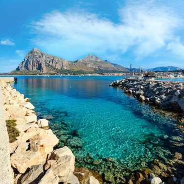 San Vito lo Capo plaj temiz masmavi su ve uzak, Kuzey-Batı Sicilya, İtalya Monako'da Monte. İnsanlar tanınmaz.