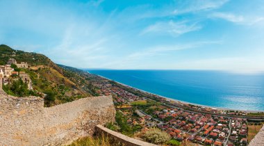 Arnavutluk 'un Shkopet Gölü kıyısındaki en güzel yollarından birinin manzarası. Ulza Gölü Doğa Parkı, Diber İlçesi, Balkan Dağları, Arnavutluk, Avrupa. 