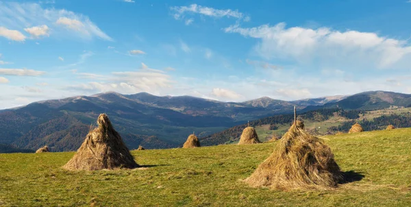 Haystacks Hermosa Meseta Otoño Montaña Los Cárpatos Ucrania — Foto de Stock
