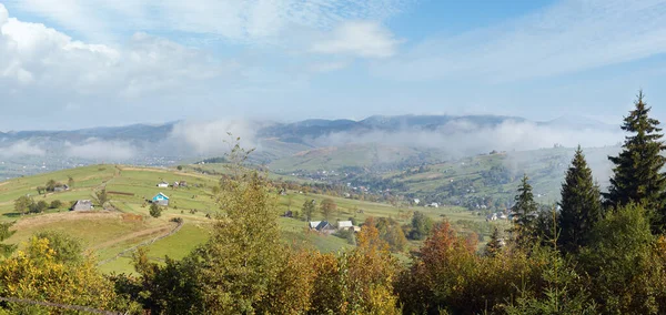Piękny Jesienny Poranek Pobliżu Obrzeżach Miejscowości Karpat Góry Karpackie Ukraina — Zdjęcie stockowe