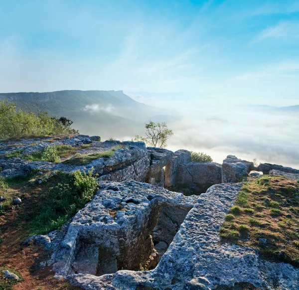 早上多云视图从顶部的 Mangup 羽衣甘蓝 历史堡垒和古代洞穴沉降在克里米亚 乌克兰 — 图库照片