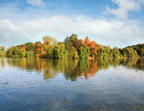 Staw Woda Powierzchnia Odbiciem Kolorowe Drzewa Parku Jesień — Zdjęcie stockowe