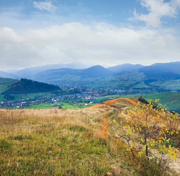Bulutlu Sonbahar Dağ Manzarası Ile Köy Ülke Road Trans Karpat — Stok fotoğraf