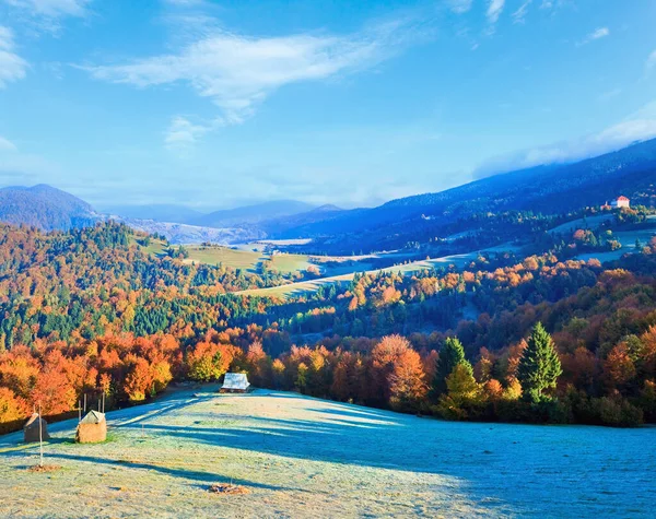 Herbstnebel Morgental Mit Heuhaufen Und Blick Auf Das Dorf Mighgirya — Stockfoto