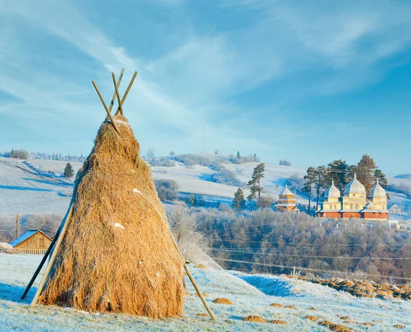 Otoño Hoarfrost Mañana Pueblo Montaña Afueras Pastos Pajar Cárpatos Ucrania —  Fotos de Stock