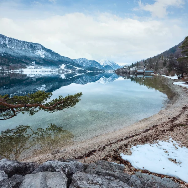 多云的冬季高山湖Grundlsee视图 奥地利 水面上反射出奇异的图案 — 图库照片