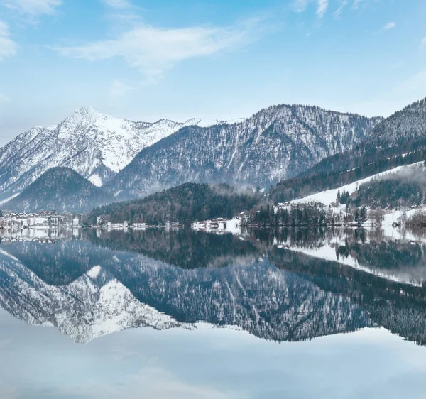 Hiver Nuageux Lac Alpin Grundlsee Autriche Avec Fantastique Motif Réflexion — Photo