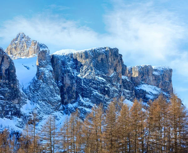 Skalista Góra Piękny Zimowy Krajobraz Dolomity Włochy Podnóża Passo Gardena — Zdjęcie stockowe