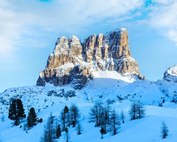 Hermoso Paisaje Montaña Invierno Con Abeto Pendiente Falzarego Pass Italia —  Fotos de Stock