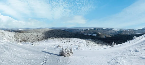 早晨阳光灿烂的冬天山全景 喀尔巴阡 乌克兰 — 图库照片