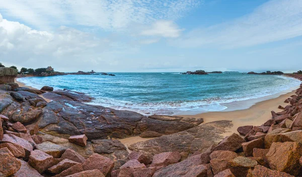 トレガステル海岸朝春 ペロス ギレック プルームール ボドゥー ブルターニュ フランス を表示します ピンクの花崗岩の海岸 — ストック写真