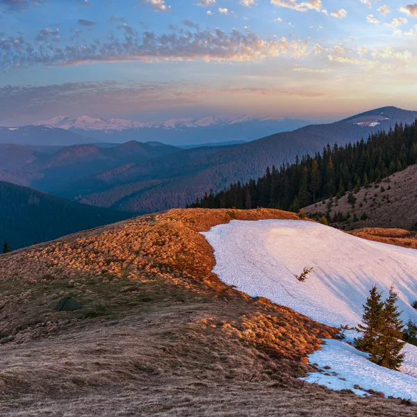 春カルパティア山脈 ウクライナ ヨーロッパのカラフルな日の出の風景です 高原の小さな孤独なテントをハイキング観光 Svydovets はこれまでのリッジします — ストック写真
