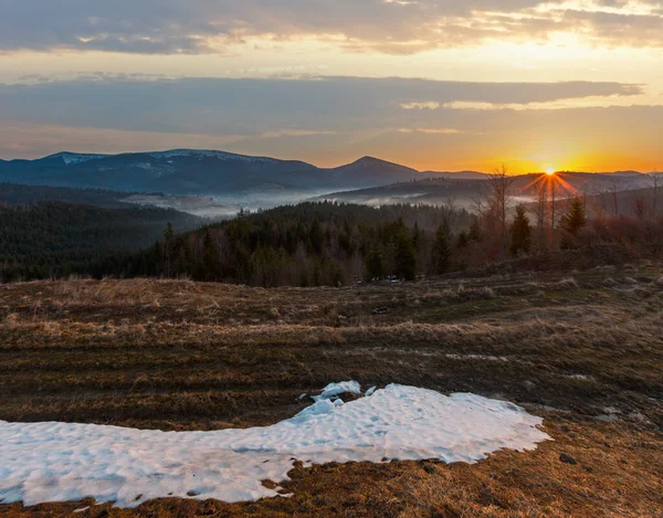 Časné Ráno Jaro Karpatské Hory Plošina Krajina Zasněženými Vrcholy Hřebenů — Stock fotografie