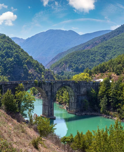 ショッペト湖の断崖絶壁の海岸に沿ってアルバニアで最も美しい道路の一つからの眺め ウルザ湖自然公園 ディバー郡 バルカン山脈 アルバニア ヨーロッパ — ストック写真