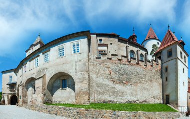 Prag yakınlarındaki tarihi Ortaçağ Krivoklat Kalesi Panoraması (Çek Cumhuriyeti, Orta Bohemya) ).