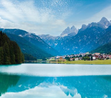 Sakin yaz İtalyan dolomites dağ Gölü ve köy görünümü (Auronzo di Cadore)