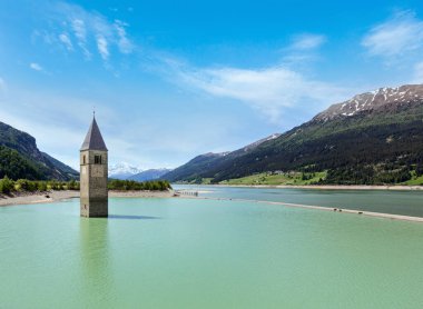 reschensee ve aile (İtalya, kilise içinde 14 bina (1950), sular altında çan kulesi)