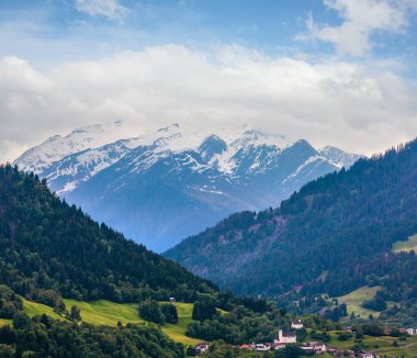 Alpler Avusturya dağ manzarası ile köy, eğim ve kar köknar orman kadar kayalık üstleri kapalı yaz.