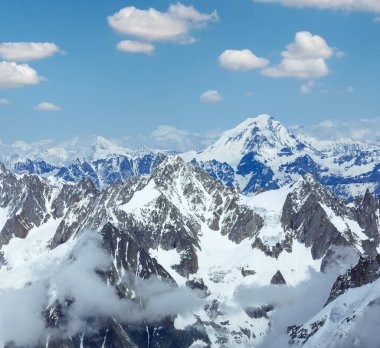 Mont Blanc dağ masif yaz manzara (Aiguille du Midi Mount görünümü, Fransa )