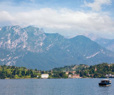 Como Gölü'nün yaz shore görüntülemek gemi kurulu, İtalya