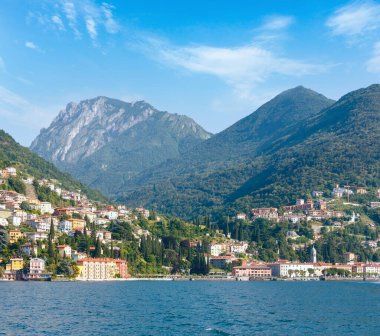 como Gölü kıyısında (İtalya) bir kasaba. gemi görünümünden yaz