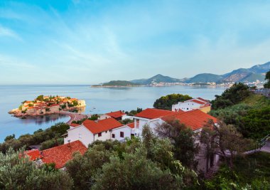 Sveti Stefan deniz adacık pembe plaj (Karadağ, Budva yakınındaki ile sabah görünümünü)