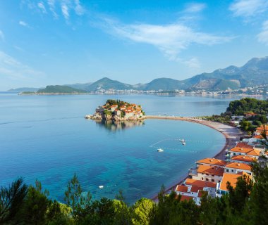 Sveti Stefan deniz adacık pembe plaj (Karadağ, Budva yakınındaki) ile sabah görünümü. Tanınmayan insanlar.
