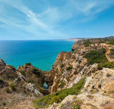 Atlantik Okyanusu yaz kayalık sahil şeridi görünümü (Ponta da Piedade, Lagos, Algarve, Portekiz).