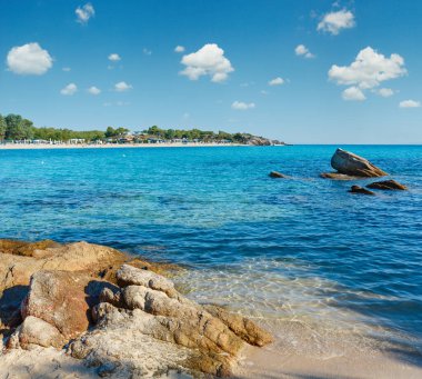 Sithonia Yarımadası (devletidir, Yunanistan) da yaz sabah Platanitsi plajda kamp. Tanınmayan insanlar.