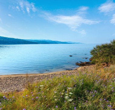 Sabah kumlu Kastri plaj yaz manzarası (Nikiti, Sithonia, Halkidikya, Yunanistan).