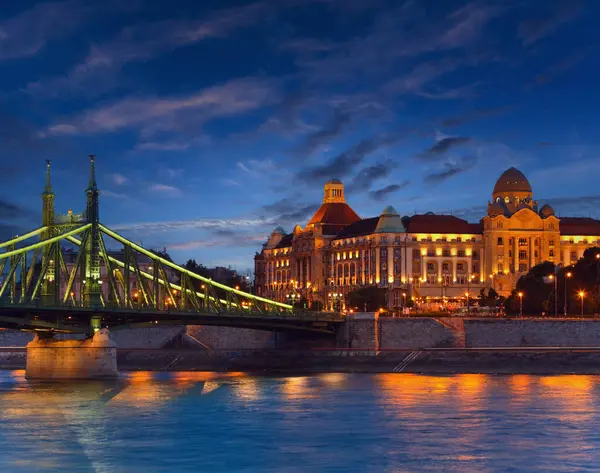 Budapest Nacht Ansicht Langzeitbelichtung Ungarische Wahrzeichen Freiheitsbrücke Und Hotelpalast — Stockfoto