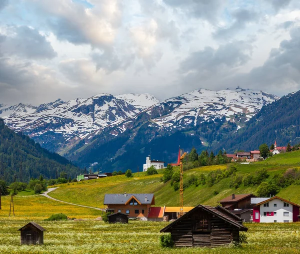 Sommer Alpine Berglandschaft Mit Graswiese Und Straße Zum Dorf Österreich — Stockfoto