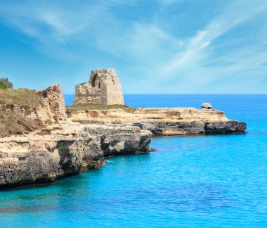 Kale Harabeleri pitoresk Adriyatik Denizi kıyısında Roca Vecchia arkeolojik alan: Salento, Puglia, İtalya