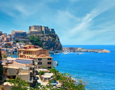 Yaz Tiren Denizi Sahili ve güzel Scilla şehir görünümü, Calabria, İtalya. İnsanlar tanınmaz.
