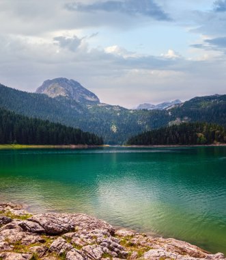 Kara Göl (Crno jezero) yaz manzarası. Zabljak Belediyesi, Karadağ.
