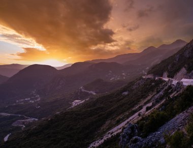 Yaz Budva riviera gece sahil şeridi panorama manzara. Karadağ, Balkanlar, Adriyatik denizi, Avrupa. Dağ yolu yolunun tepesinden görünüm.