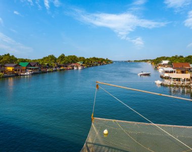 Karadağ 'ın Ulcinj kentindeki Bojana Nehri deltası ve Ada Adası. - Uzun kumlu plajları ve geleneksel deniz ürünleri restoranları olan popüler bir turizm merkezi..