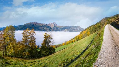 Güneşli, huzurlu, sonbahar dağları manzarası. Dorfgastein 'dan Paarseen göllerine, Land Salzburg, Avusturya' ya yürüyüş yolundan huzurlu puslu Alpler 'in dağ manzarası. Resimli yürüyüş ve mevsimlik konsept sahne.