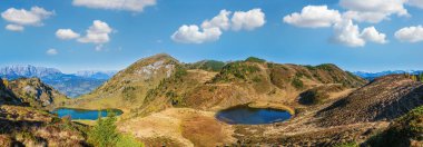 Sonbahar Alp Dağları ya da Paarseen gölleri, Dorfgastein, Land Salzburg, Avusturya. Alps Hochkonig kayalık dağ grubu çok uzakta. Resimli yürüyüş, mevsimlik ve doğa güzelliği konsepti..