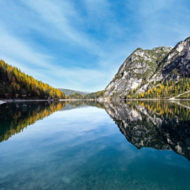 Sonbahar huzurlu Alp Gölü Braies veya Pragser Wildsee. Fanes-Sennes-Prags Ulusal Parkı, Güney Tyrol, Dolomites Alpleri, İtalya, Avrupa. Resimli seyahat, mevsimlik ve doğa güzelliği konsepti.