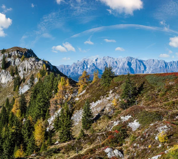 艳丽的田园诗般的秋天高山风景 从多夫加斯坦到奥地利萨尔茨堡州帕瓦尔萨湖的远足路径 和平的阿尔卑斯山景观 风景如画的登山季节 自然美景的概念场景 — 图库照片