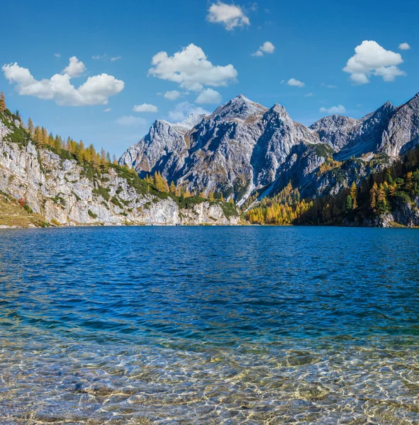 Sunny Autumn Alpine Tappenkarsee Gölü ve yukarıdaki kayalık dağlar, Kleinarl, Land Salzburg, Avusturya. Resimli yürüyüş, mevsimsel ve doğa güzelliği konsepti yüksek çözünürlük sahnesi.