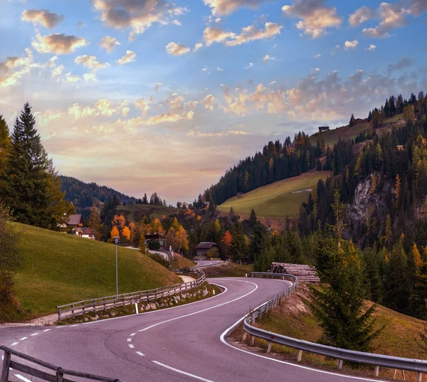 화려한 Dolomites Sudtirol 이탈리아 고산길에서 평화로운 자연과 시골의 아름다움 — 스톡 사진