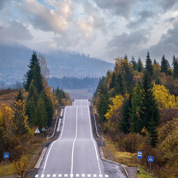 Hazy 카르파티아 산맥과 패스에 고속도로 우크라이나 — 스톡 사진