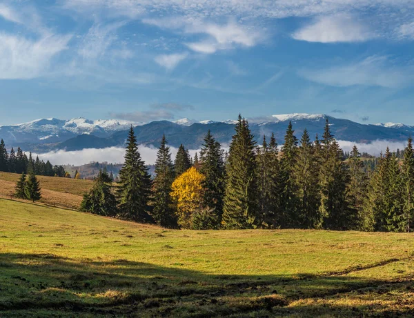 Sonbahar Sonu Dağ Manzarası Karla Kaplı Uzak Vadilerde Sisli Bulutlar — Stok fotoğraf