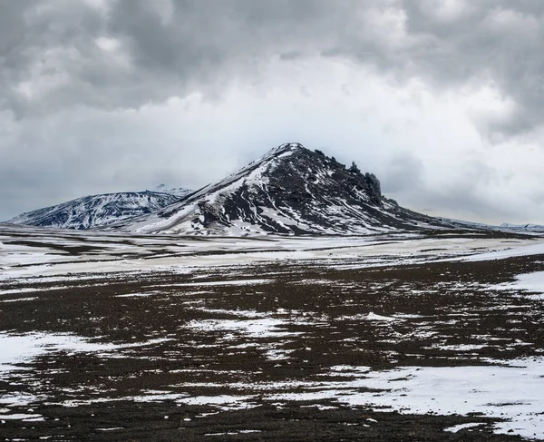 アイスランドの秋に雪のカバーの下でカラフルなLandmannalauar山 手前の火山砂の溶岩原 — ストック写真