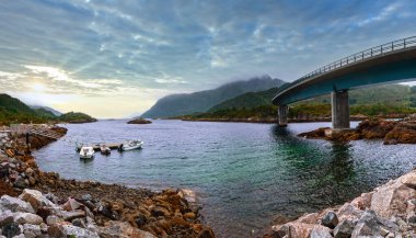 Norveç Denizi taşlı sahil Köprüsü (uzak değil No, Norveç ile bulutlu gece görünümü).