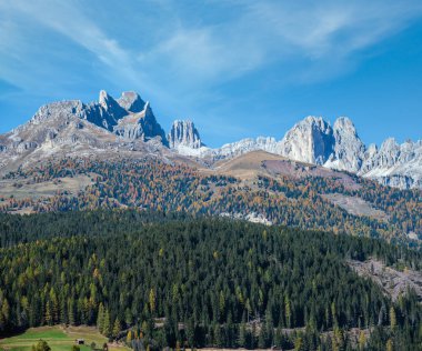 Sonbahar Dolomitleri sahnesi, Moena, Sudtirol, İtalya. Huzurlu kayalık dağ manzarası.
